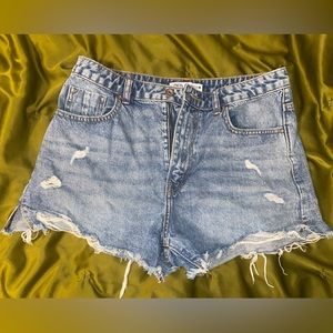 EUC - ZARA - (size 8) -40- jean shorts